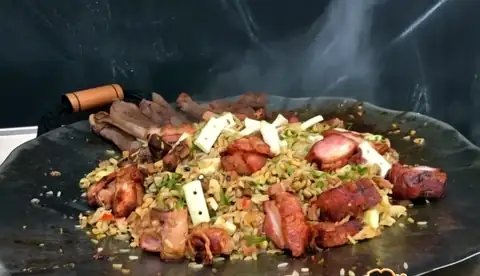 Disco de arado com arroz e carnes