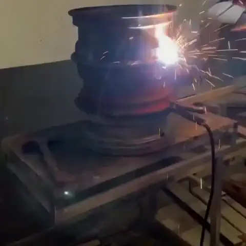 Solda do fogareiro na oficina